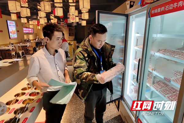 检查辖区餐饮门店冷冻食品.jpg