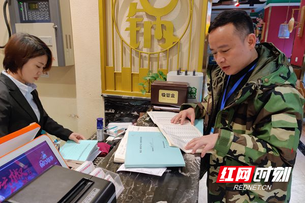 检查餐饮门店进销台账、消毒记录等.jpg