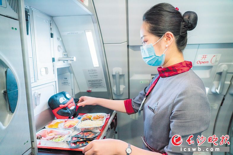 目前，湖南航空已推出多个“湘味”文化主题航班，将湖南本地特色小吃加入航班配餐。均为资料照片