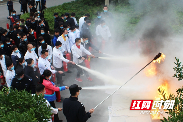 蓉园宾馆组织员工进行消防演练_副本.jpg 蓉园宾馆组织员工进行消防演练_副本.jpg