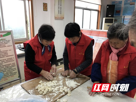 艾沙志愿者包饺子慰问社区困难户.jpg 艾沙志愿者包饺子慰问社区困难户.jpg