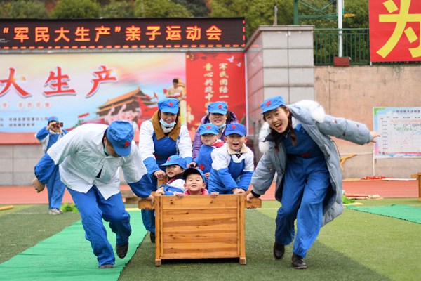 12月7日，双峰县曾国藩幼儿园，小朋友和家长一起参加推打谷机比赛。.jpg