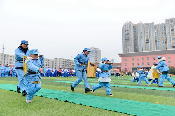 12月7日，双峰县曾国藩幼儿园，小朋友和家长一起参加抬水比赛。.jpg