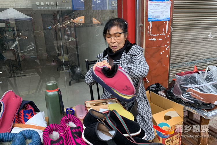 李小阳正在缝制鞋子。.jpg
