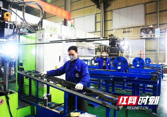 长沙百川超硬材料工具有限公司车间工人正在紧张地生产。.marked.jpg