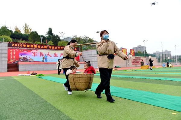 12月7日，双峰县曾国藩幼儿园，小朋友和家长一起参加抬箩筐比赛。.jpg