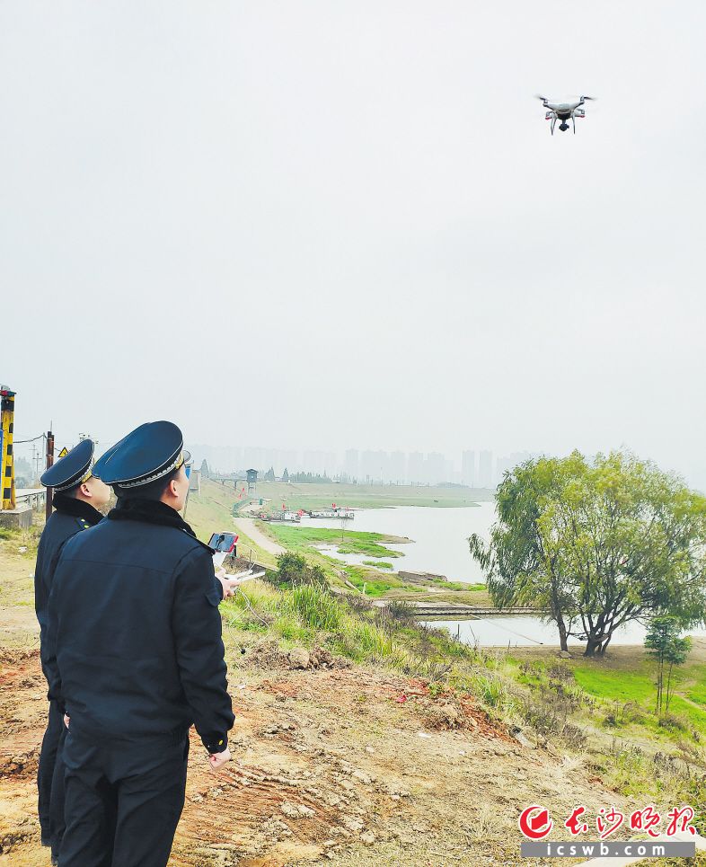 　　城郊涉农街道，无人机“空中城管”成了发现查处焚烧垃圾秸秆污染违法行为的利器。 长沙晚报全媒体记者 李卓 摄