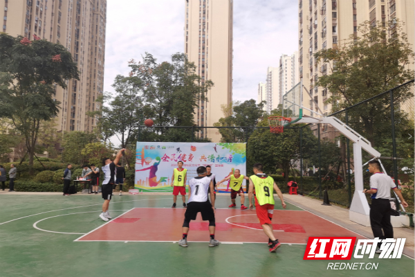 东瑞社区的川海篮球队正在打比赛。_meitu_6.jpg
