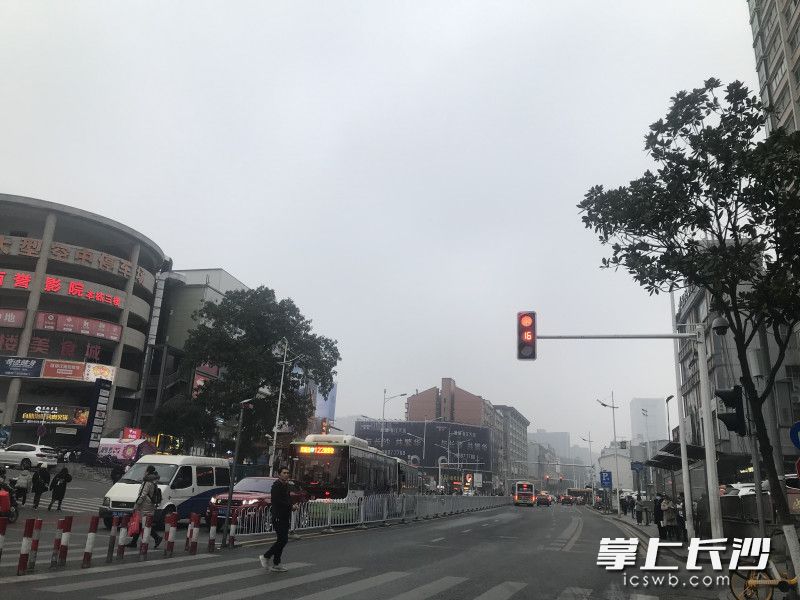 南门口西湖路上，红绿灯还保留着倒计时功能。均为长沙晚报全媒体记者 张洋子 摄