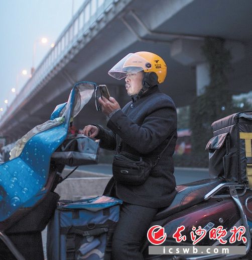 　　华灯初上，对于周万喜来说却意味着“一天中生意最好”的时刻也将到来。