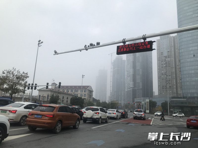 湘江路南湖路口，信号灯没有倒计时功能。