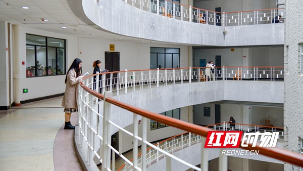 12月11日,距离2021年度硕士研究生招生考试仅15天,邵阳学院图书馆内