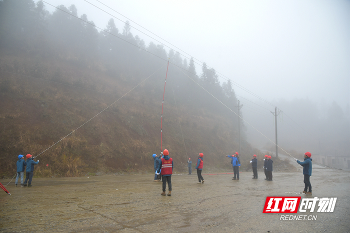 防冻融冰演习（刘萍 摄）_副本.jpg