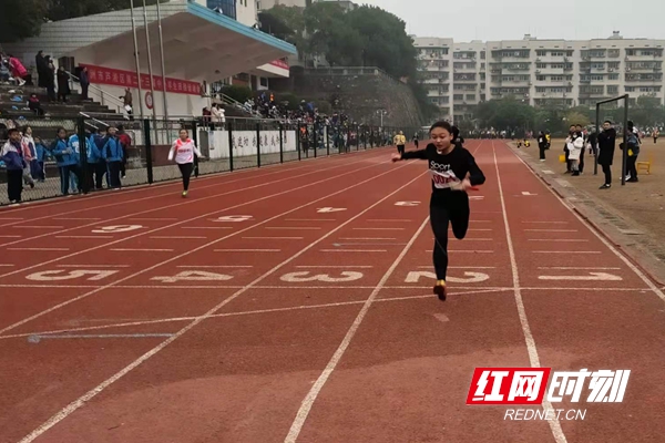 张艺琳在“200米”赛跑中破区运动会记录。_副本_副本.jpg