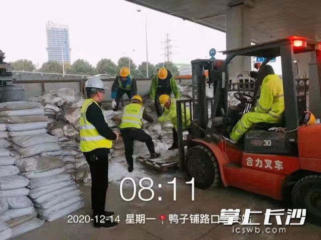 今日清晨，万家丽快速路养护项目部开始对万家丽快速路易结冰路段撒盐防冻，保障市民、车辆等安全出行。