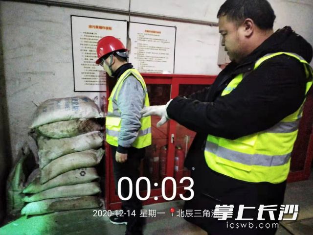 13日晚上至14日凌晨，桥隧公司浏阳河隧道养护项目部人员在浏阳河隧道开展防冻应急巡查，查看道口安保值守工作和防冻除冰物质准备情况。