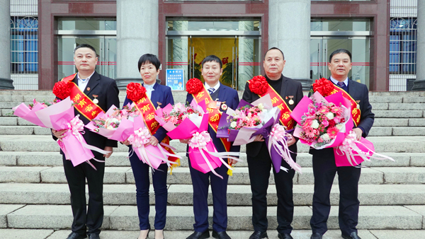 省劳动模范邓述东载誉归来.jpg 省劳动模范邓述东载誉归来.jpg