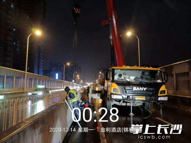 13日晚上至14日凌晨，因雨雪天气，桥隧公司河东桥梁养护项目部夜班保洁全部停止带水作业，改为抹布刷子对人行天桥涵洞通道等完成保洁任务。