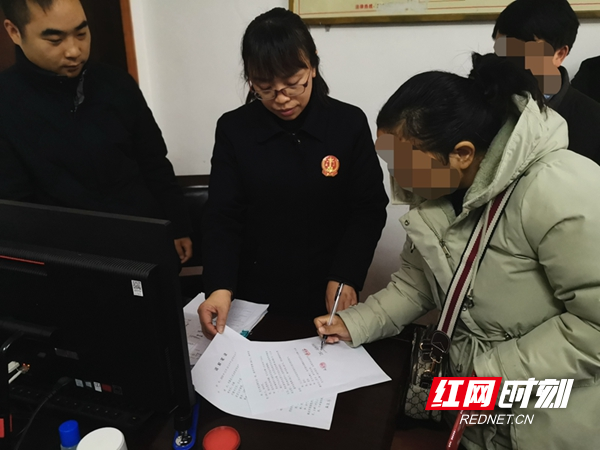 当事人在调解协议上签字.jpg