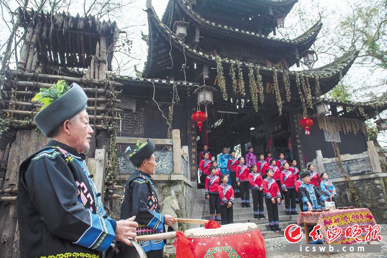 　　在惹巴拉景区，游客体验土家人特有的迎客方式——土家拦门礼。