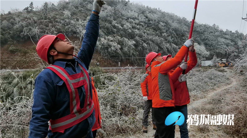 怀化鹤城区：电力工人高寒山区冰中巡线.mp4_20201217_164218.653.jpg