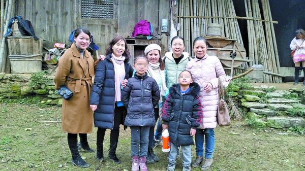九华和平小学教师走访石堤镇贫困孩子家庭。