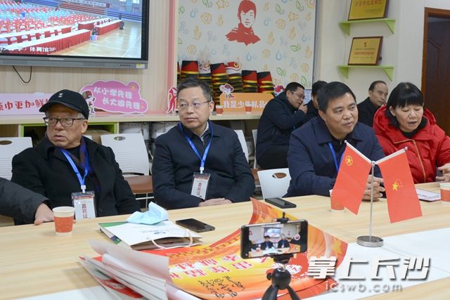 长沙高新区党工委委员、总工会主席杨金林（左二）参加座谈会。