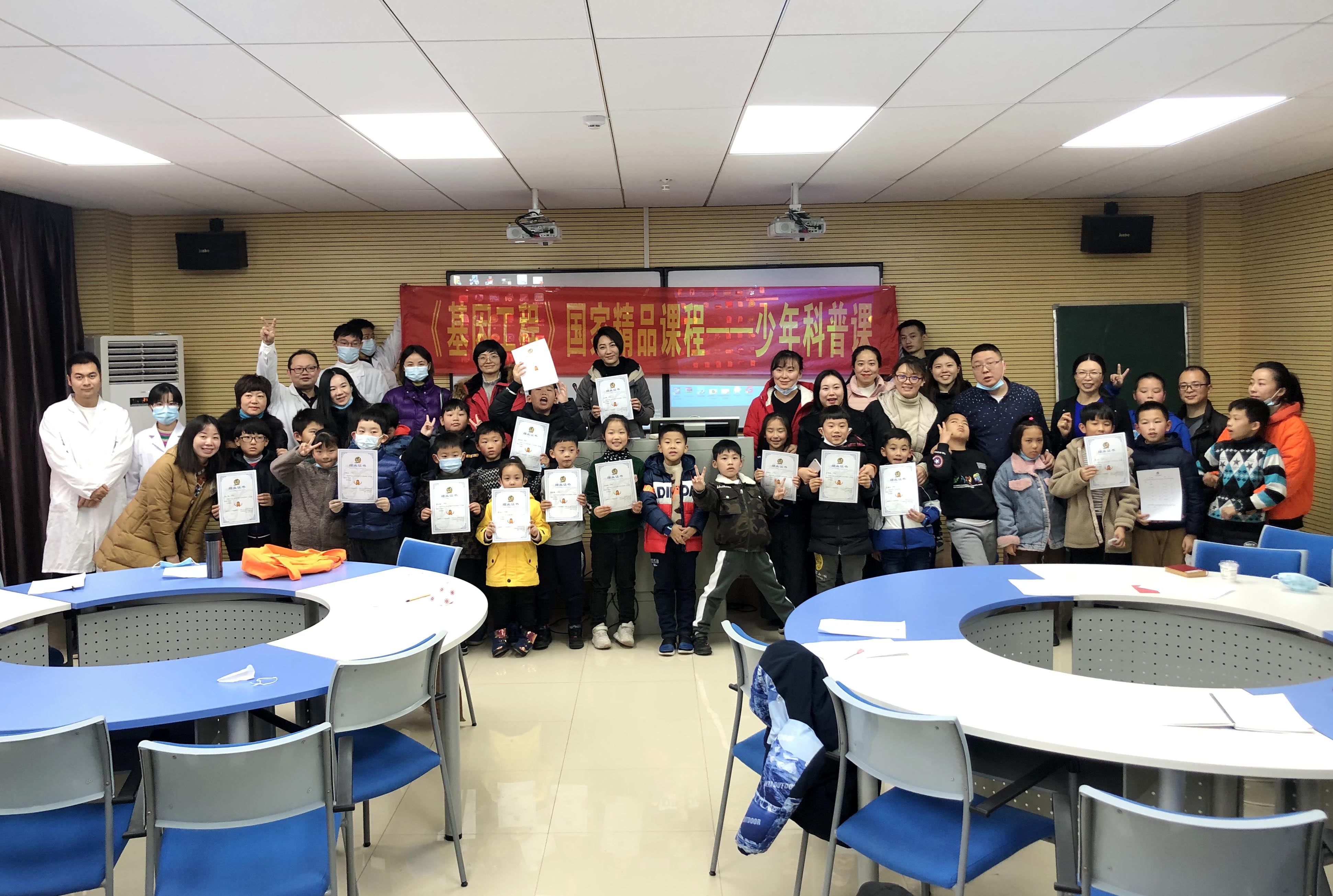 结业的小朋友和老师合影留念。长沙晚报全媒体记者石祯专摄