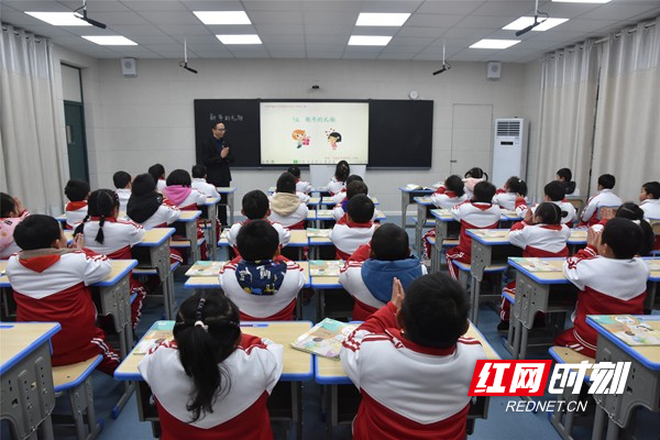 图一：一年级示范课课堂。.jpg