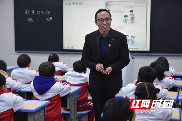 图二：芙蓉学校教师田勇在上示范课。.jpg