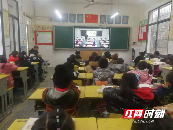图八：禾库九年制学校一年级师生正在观看示范课直播。.jpg