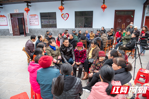 在索溪峪街道黄龙路社区吴家台的"屋场会"上,就是一个发现问题,解决