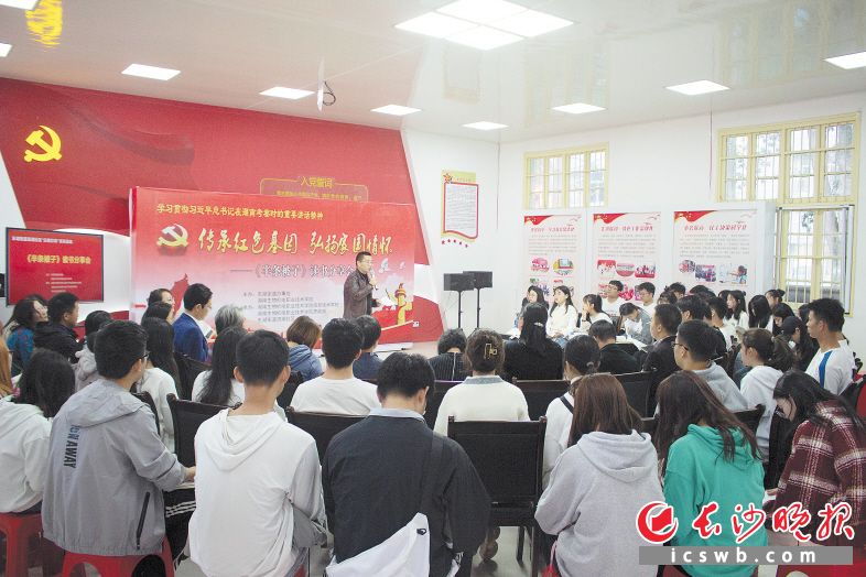 滨湖社区与驻地单位湖南生物机电职业技术学院以《半条被子》中的感人故事为题材开展宣讲活动。