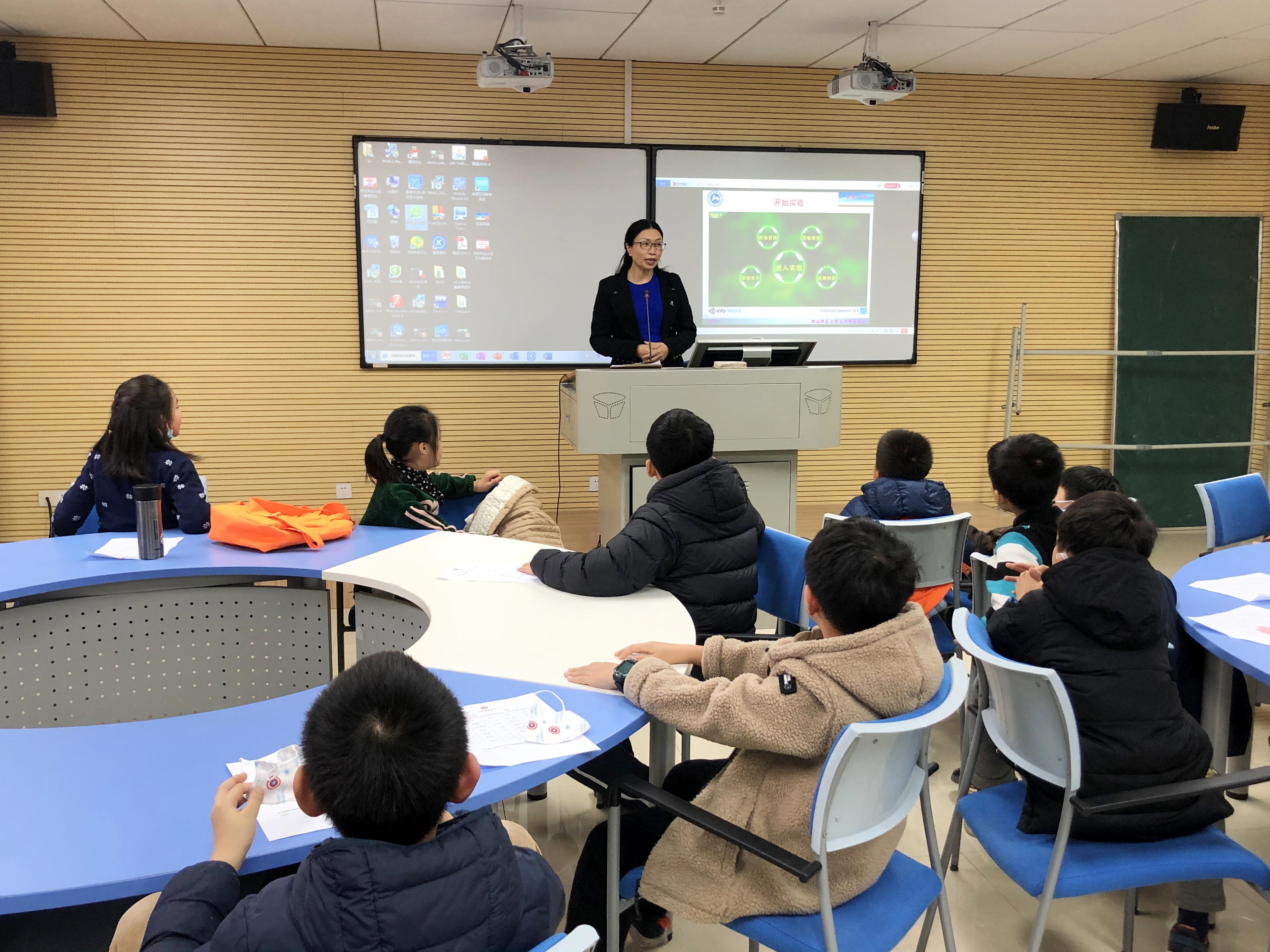 袁婺洲教授向孩子们讲授基因工程知识。长沙晚报全媒体记者石祯专摄