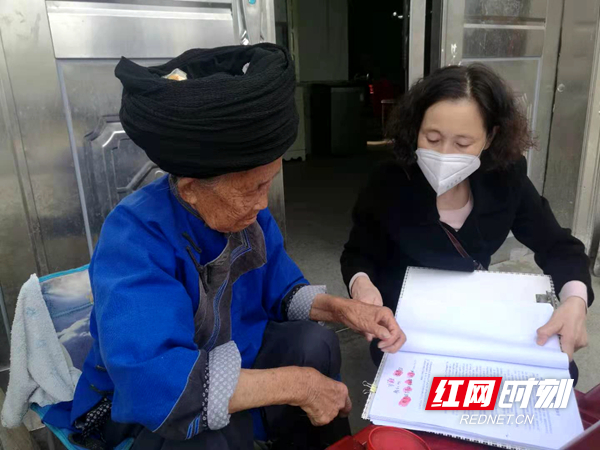 工作人员上门为行动不便的老人办理公证遗嘱。.jpg