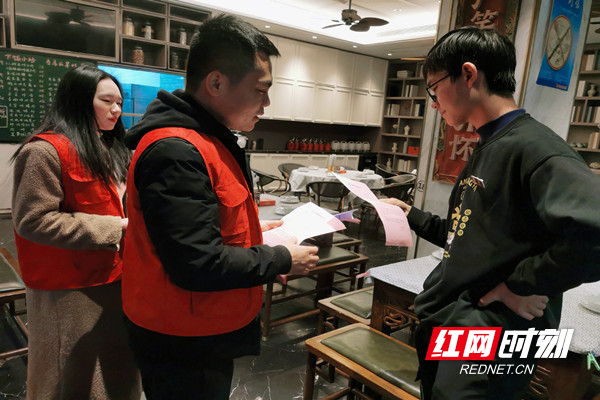 志愿者向居民讲解倡议书内容.jpg