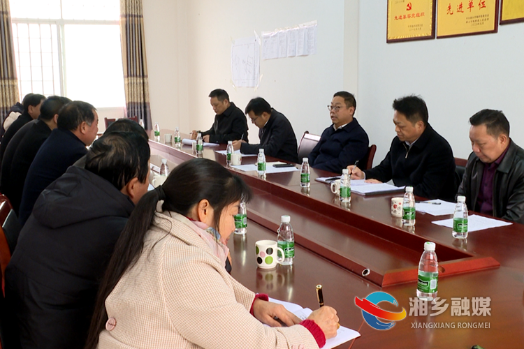 在梅桥镇酒铺村，彭瑞林与镇村负责人座谈。.png