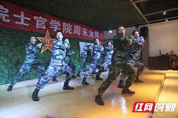 新入校定向培养士官学员表演军体拳.jpg