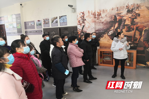 居民认真听讲禁毒教育知识.jpg 居民认真听讲禁毒教育知识.jpg