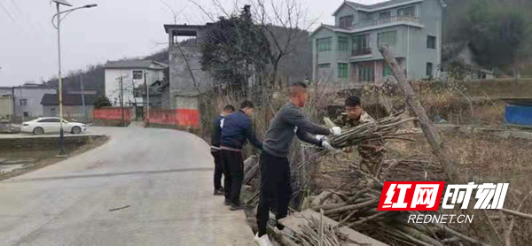 清除道路柴垛.jpg 清除道路柴垛.jpg