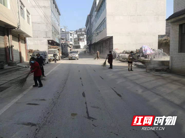 组织人员清扫大街.jpg 组织人员清扫大街.jpg