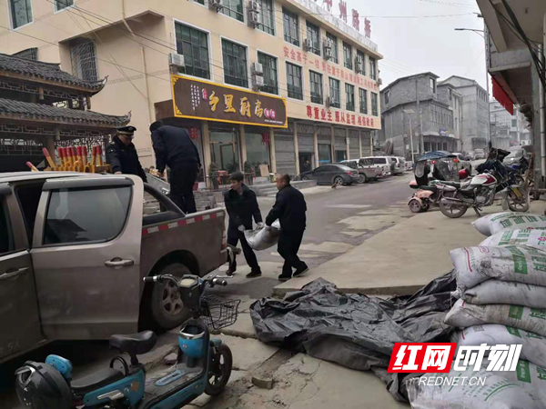 整治街道商铺占道经营.jpg 整治街道商铺占道经营.jpg