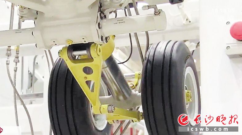 　　中航飞机起落架公司正在进行测试的起落架。   望城经开区 供图