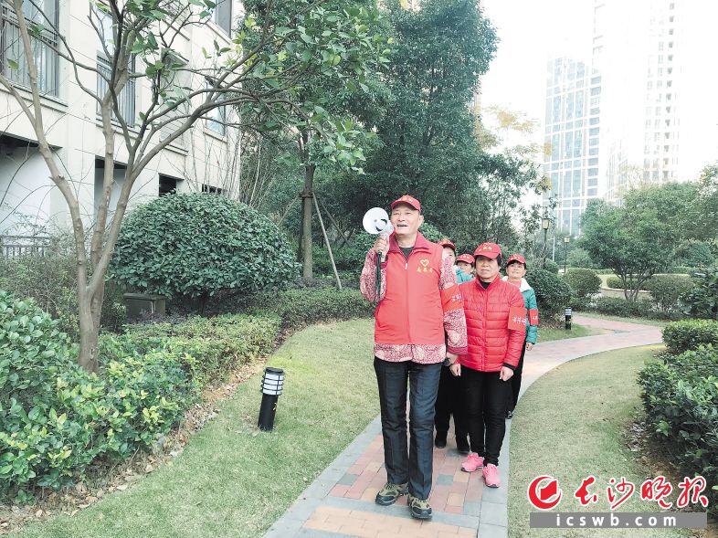 　　雨花亭街道内，党员和热心居民组成义务巡逻队，呵护家园平安。 杨琳 摄