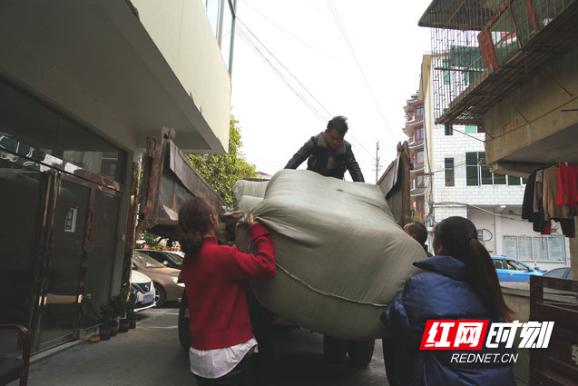 12月24日，湖南省怀化市通道侗族自治县民政局工作人员困难群众添备棉背。 (3)_副本.JPG