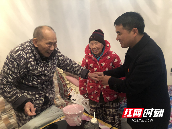 1、凤凰法院党组成员、政治部主任吴周贤看望离休干部汪承安.jpg