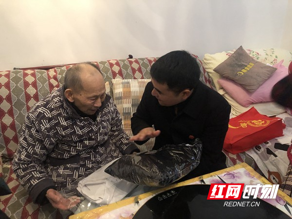 2、送上法官制服，帮助老人达成心愿.jpg