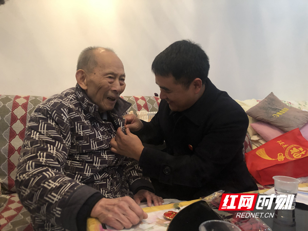 3、为老人佩戴党徽.jpg
