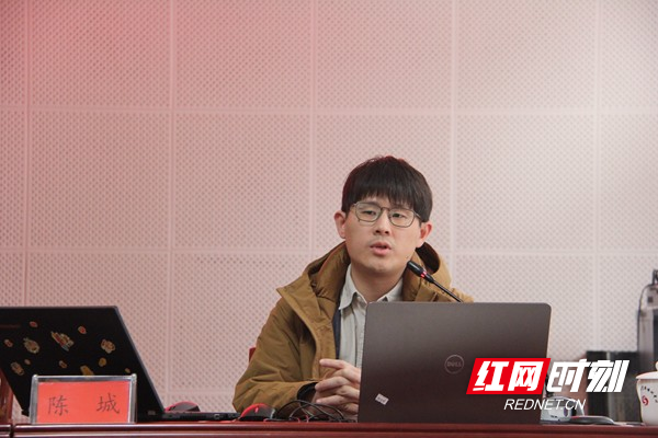 光明日报社评论员陈城作专题讲座。.jpg