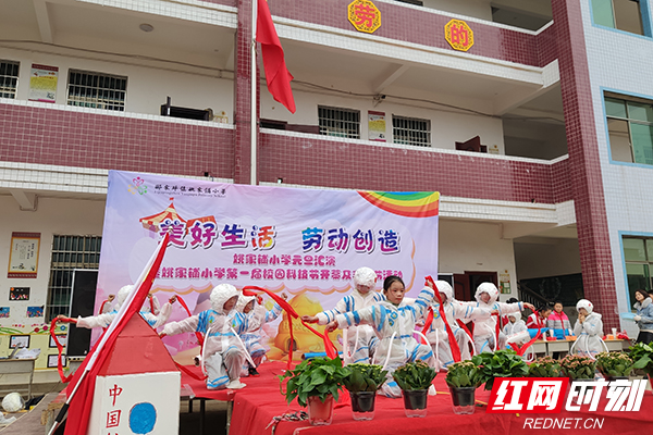 五年级的孩子们通过舞蹈《中国梦·航天梦》，表达他们对中国航天工作者的敬意副本.jpg